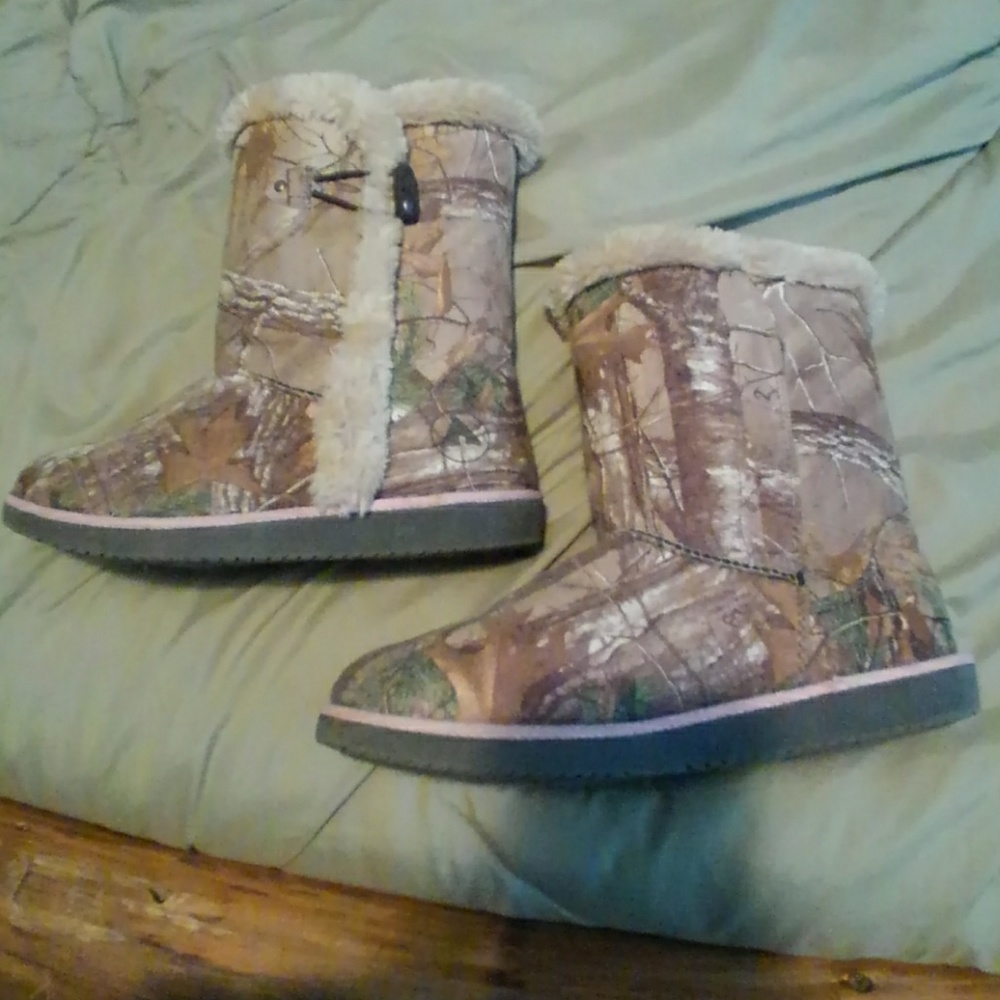 Airwalk camo fuzzy boots